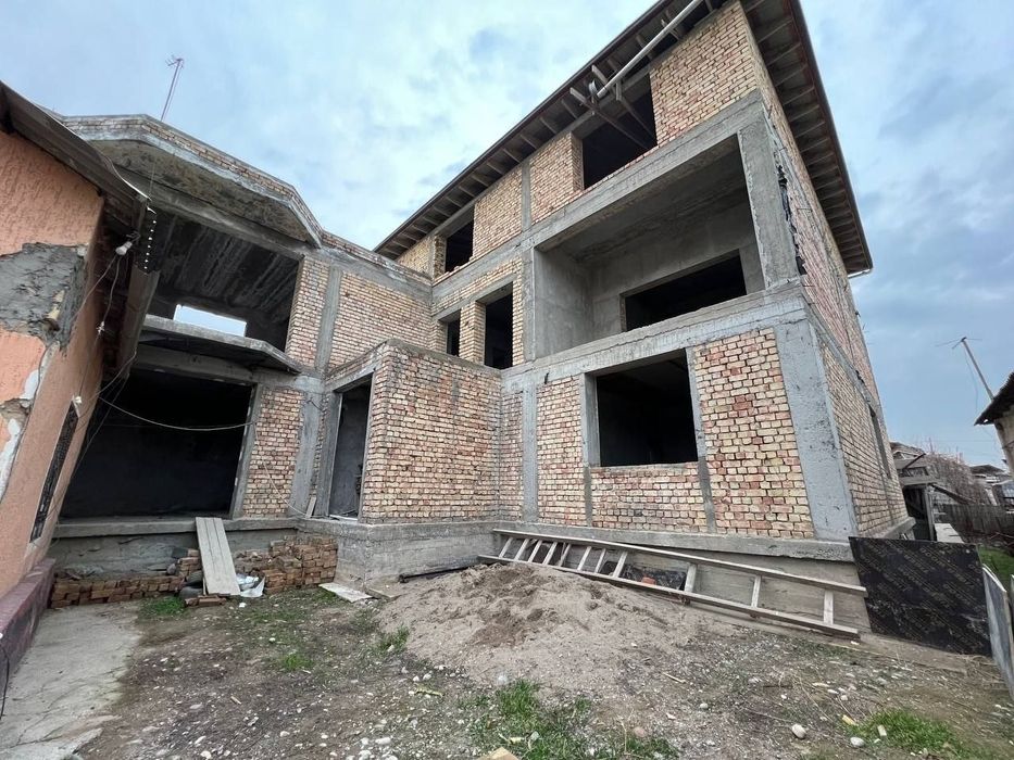 Продаëтся дом трëх этажный с огромным подвалом