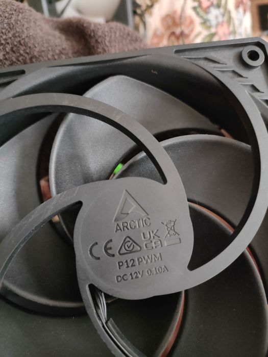 Vand pachet format din 5 ventilatoare 
-3 ventilatoare arctic p12
-1 v