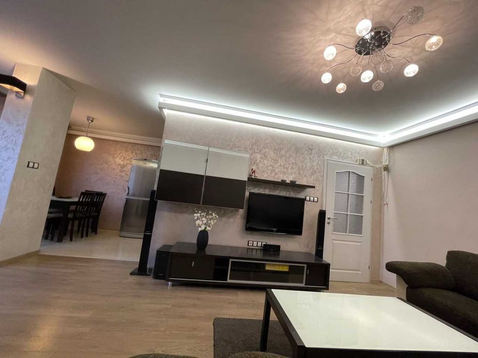 Тристаен апартамент в Каменица1