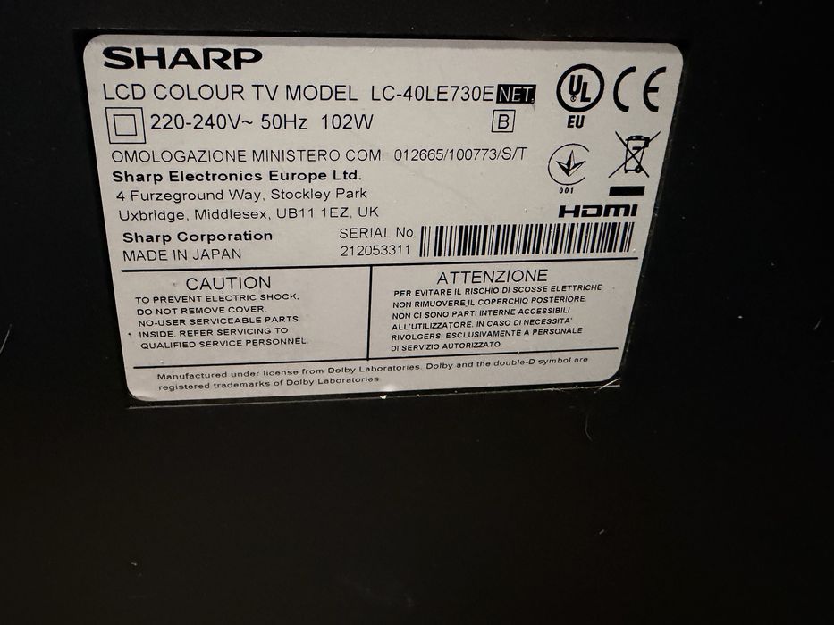 черен LCD телевизор Sharp Aquos с правоъгълна пластмасова стойка.