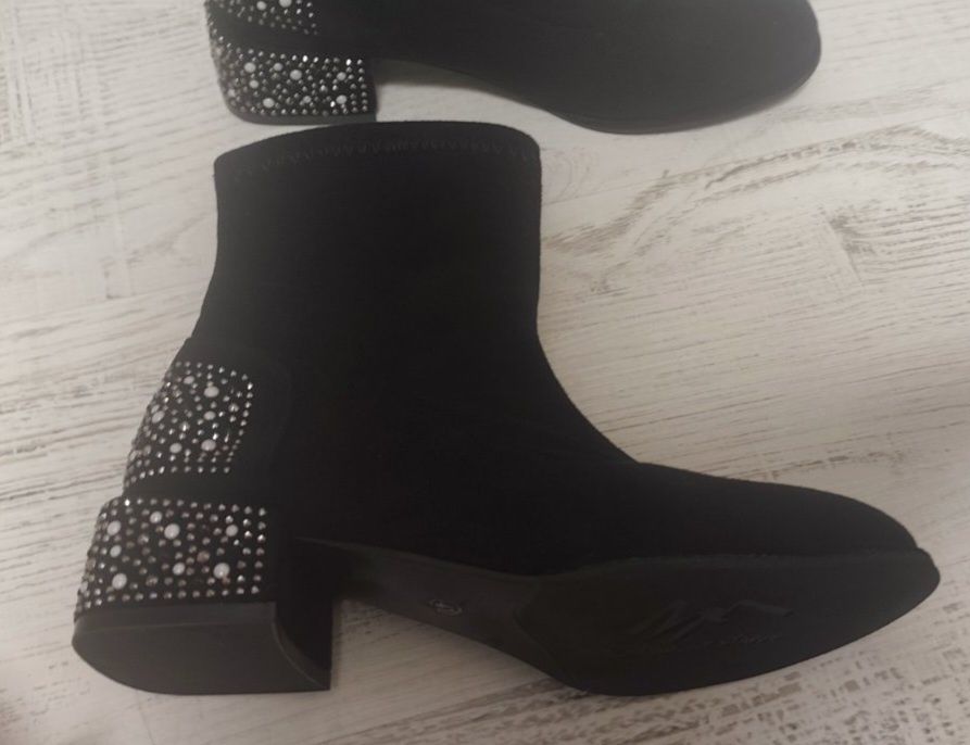 Дамски боти с камъчета на тока.