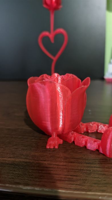 Подари вечна роза, която улавя светлината.