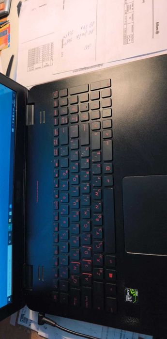 лаптоп ASUS сравнително заапазен