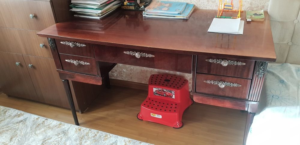 Руминский писменный стол