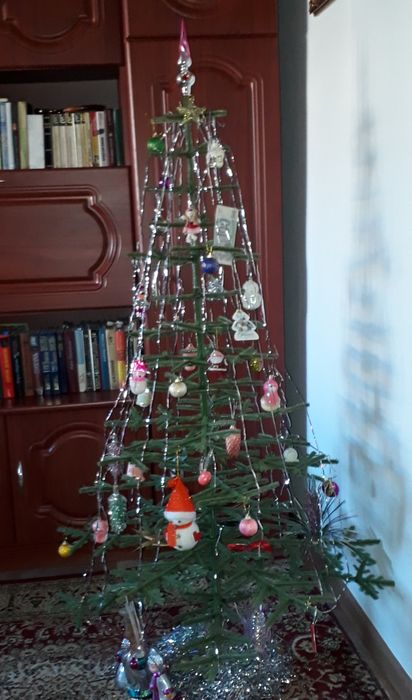 Ёлка  искусственная  с игрушками.