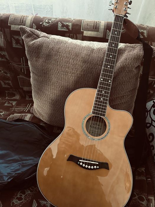 Продам гитару )))