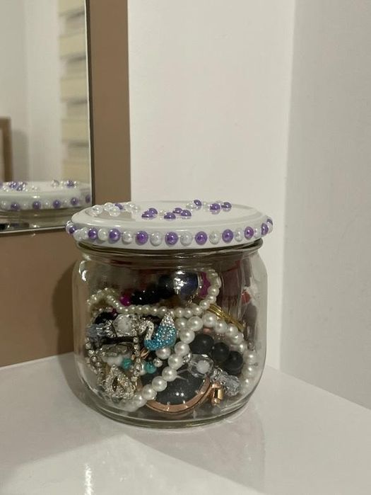 Буркан с разнообразни бижута