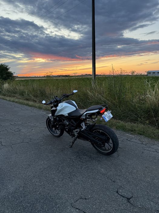 Vând honda cb125r