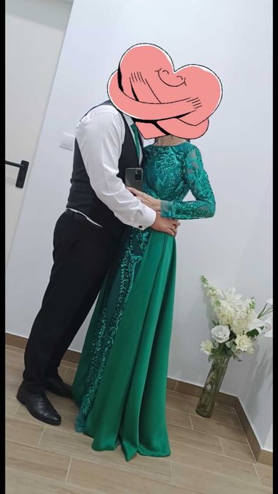Vând rochie verde, cu trenă detașabilă.