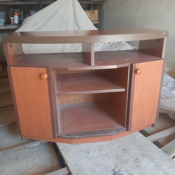 Продам тумбочку под телевизор.