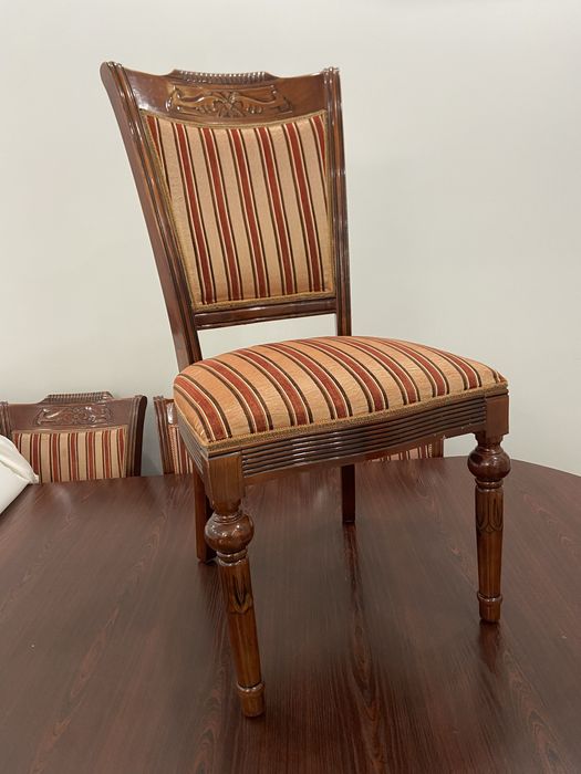 классических деревянных стульев