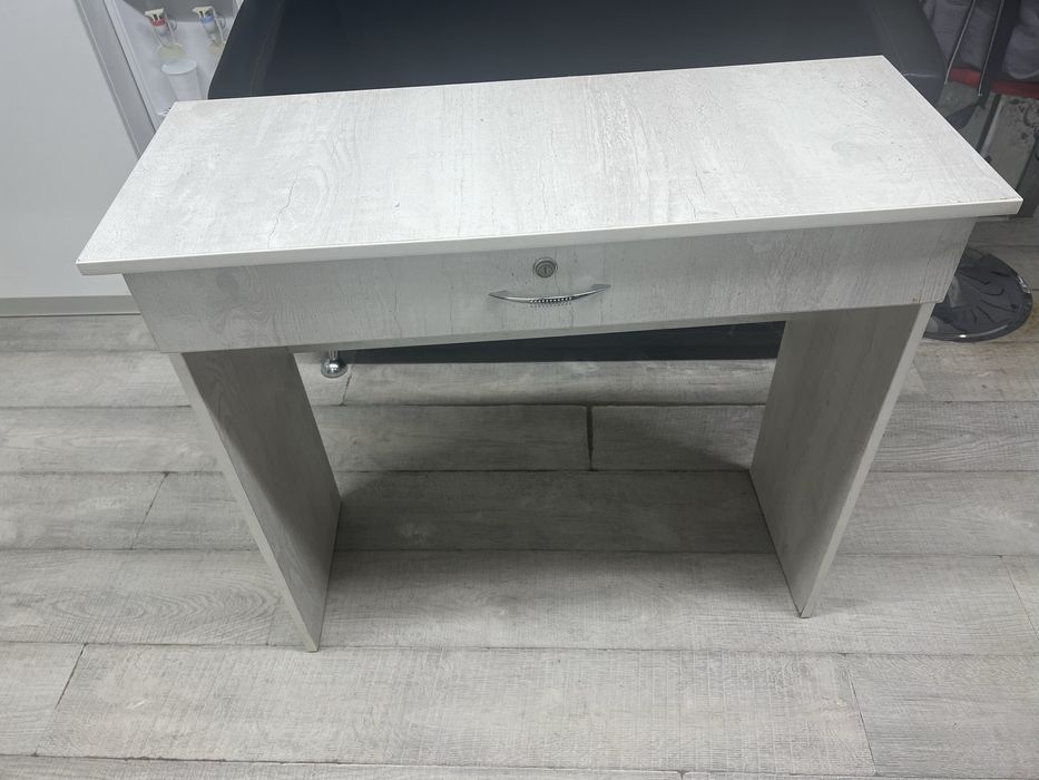 Стол , зеркало парикмахера