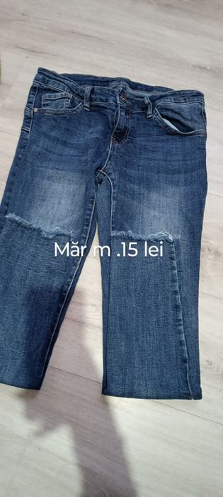 Vând blugi preț mic.