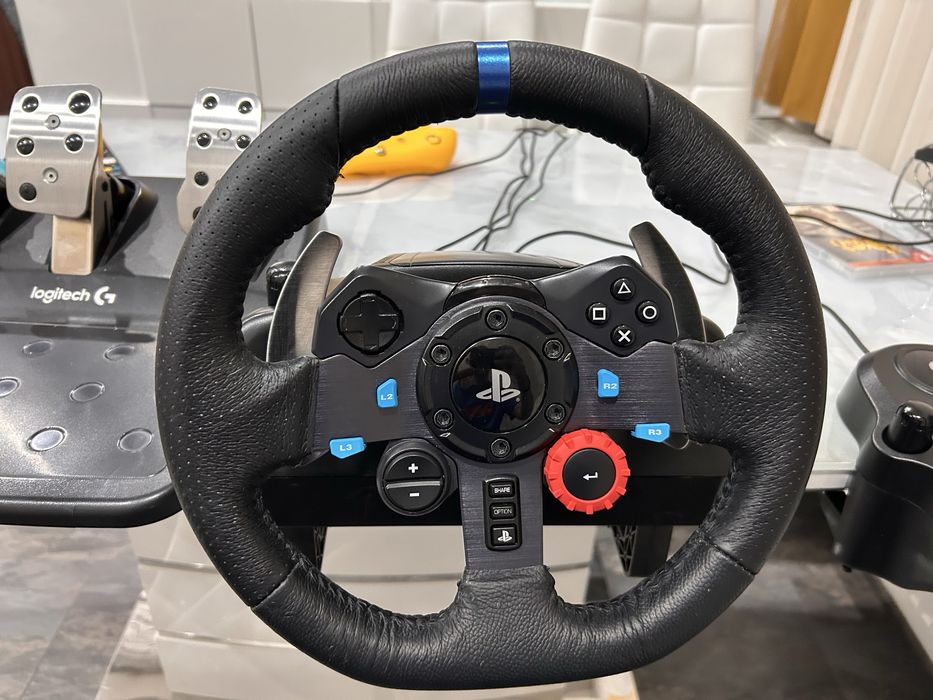 PS 4 pro 1TB + комплект G29 и 5 игри.