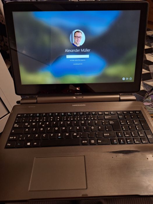 Продавам Таб+Лаптоп има зарядно Medion MD99380 500HD