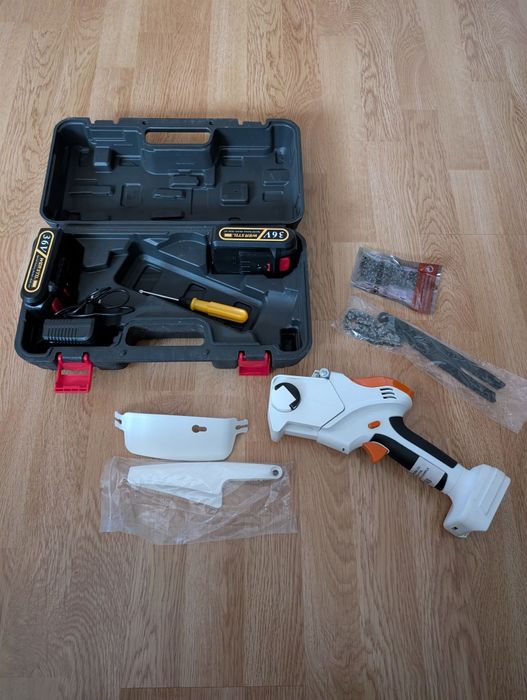 Fierăstrău mini pe acumulator