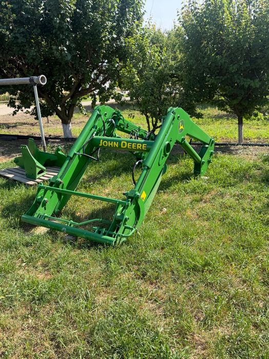 Încărcător frontal pentru tractoare john Deere