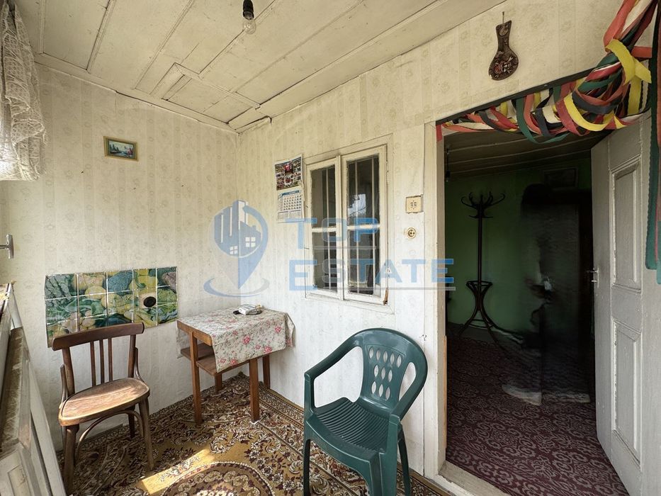 Къща с голям двор и допълнителни постройки в село Янтра, област Велик