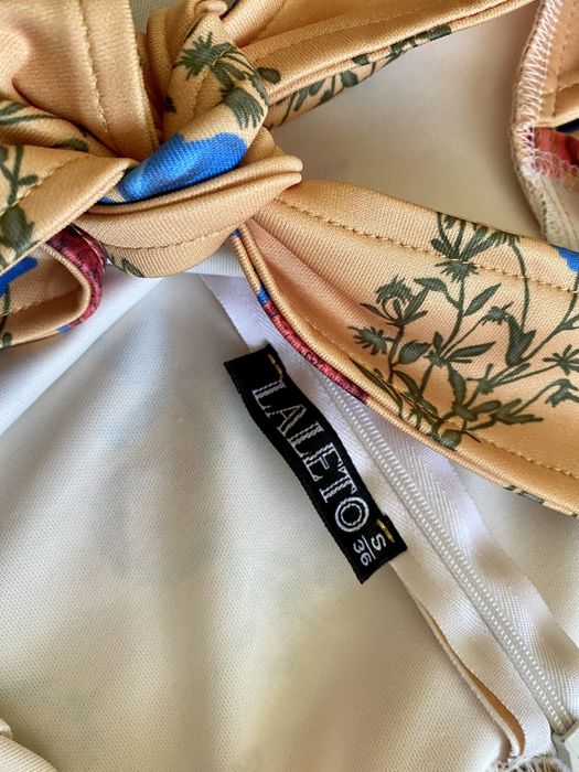 Къса рокля LALETO с ефектен гръб