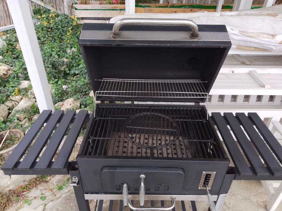 Барбекю на дървени въглища