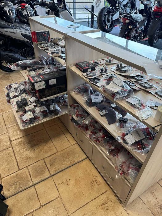 Шкаф витрина с чекмеджета