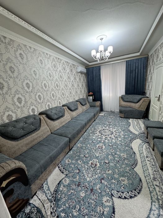 Диван с пуфиками