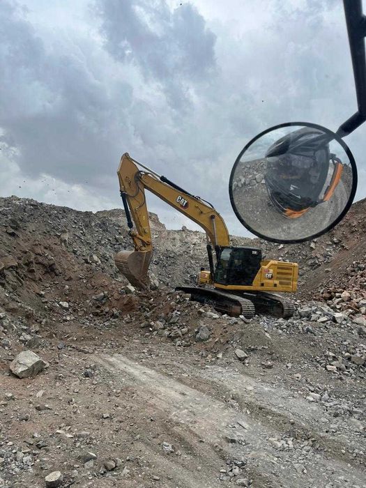 Услуга экскаватора CAT 330. Аренда эксковатора. Самосвалов - котлован
