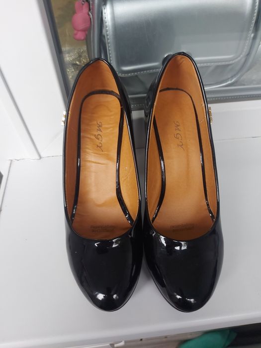 Продам туфли лакированные