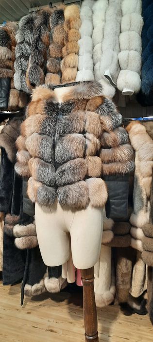 сезонно намаление на дамски палта от естествен косъм лисица
