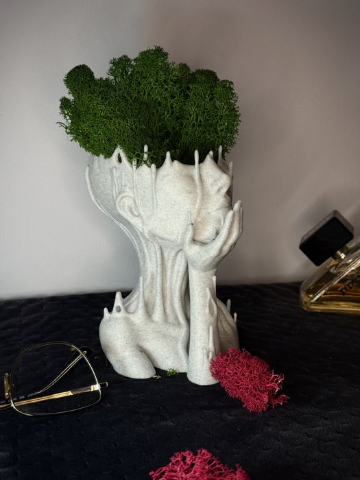 Кашпа за цветя ''Разтапяща се жена''