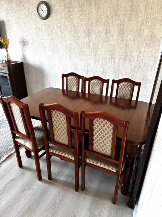 Деревянный стол со стульями