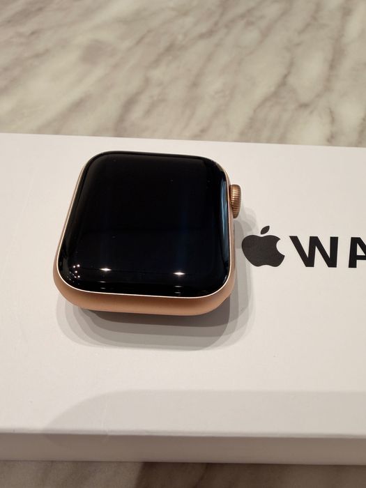 Apple Watch SE 40MM - Gold Aluminum Case Starlight Sport Band