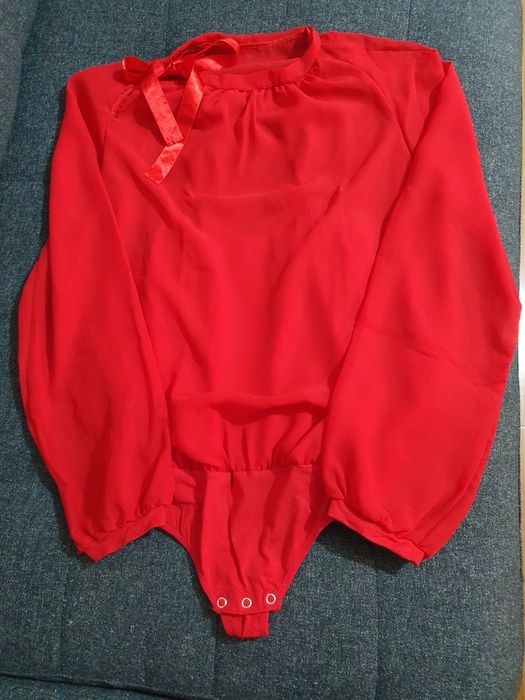 Vând body Gaia roșu