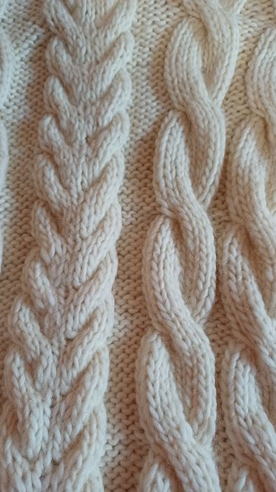 Вълнен пуловер ръчно плетен .