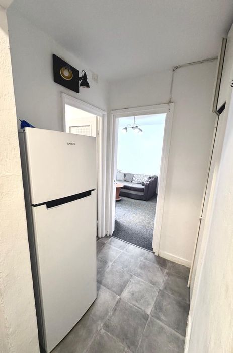 Închiriez apartament cu 2 camere semidecomandate