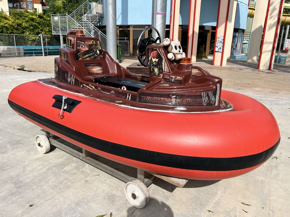 Атракцион: “Блъскащи се лодки”