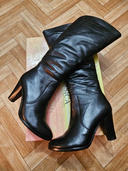 Продам  новые модельные женские сапоги