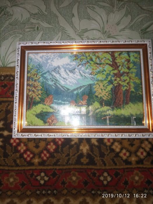 Продам картины вышитые крестиком и собранная из страз.