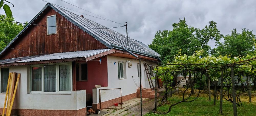 Casă bătrânească, locuibilă cu puțină gospodărire.