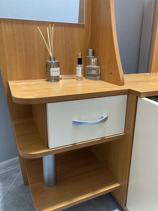 Портманто /Етажерка/Картини