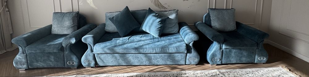 Срочно продам диван с креслами