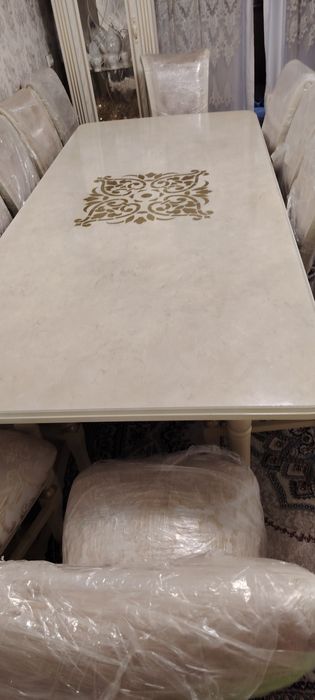 Продам стол и 12 стульев для гостиной