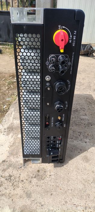 Продавам 3 броя  инвертори  Growatt SPH5000