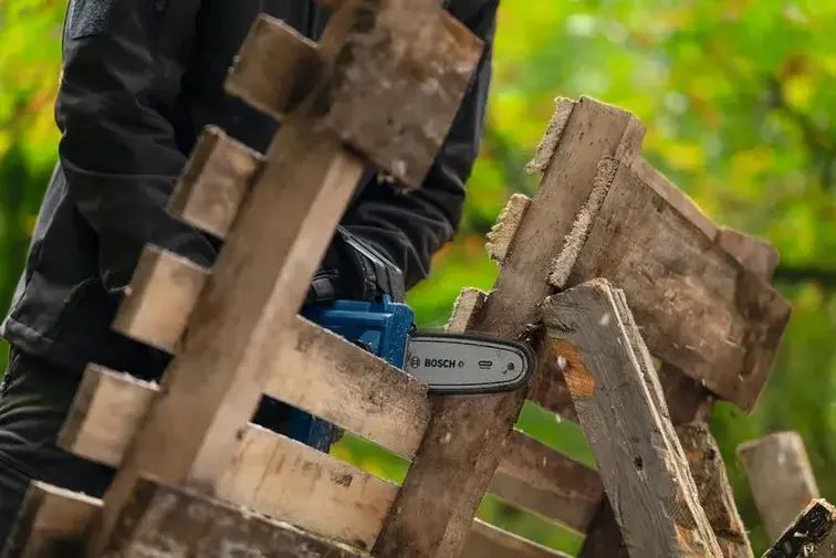 ПРОМОЦИЯ! Акумулаторна резачка за дърва GKE 18V-15 Solo Bosch