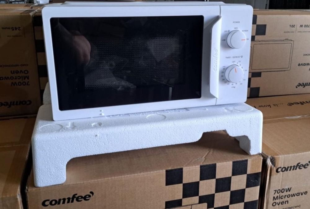 Компактна микровълнова фурна Comfee - 20 литра, 700W и 5 нива