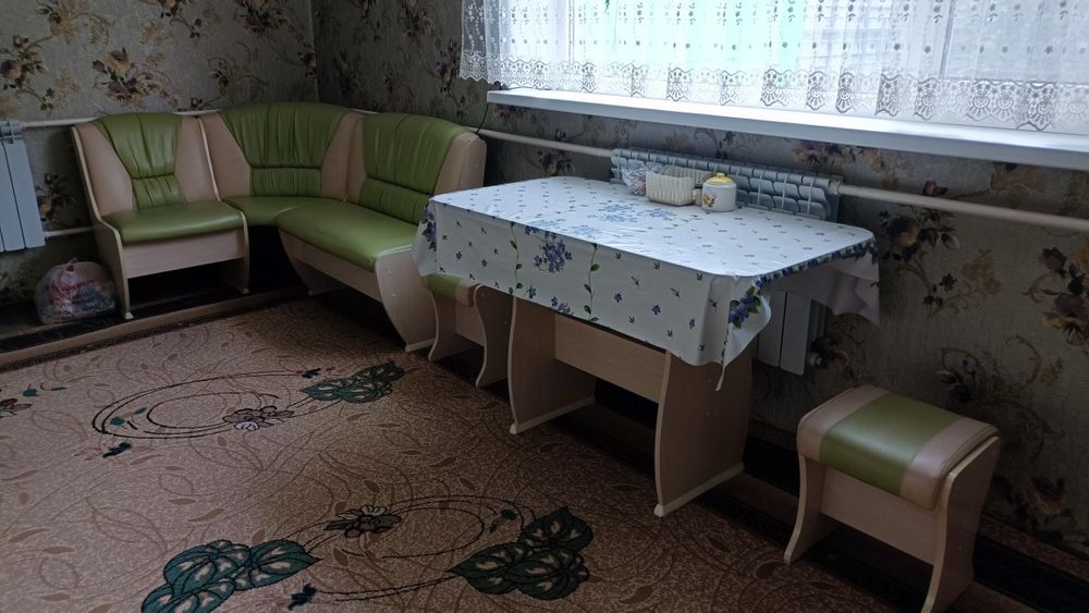 Кухонный уголок со столом и стульями