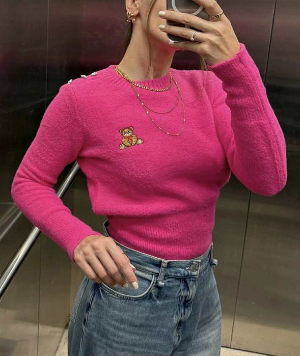 Цикламена пухкава зимна блуза с емблема мече, размери