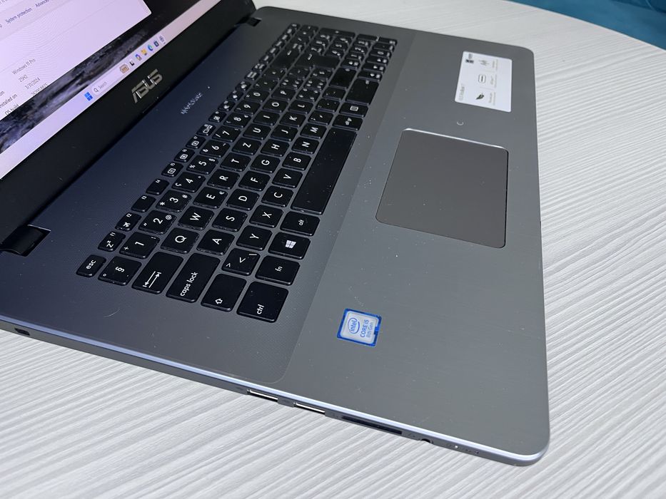 Laptop Asus VivoBook 17 inci - intel i5 8250u 3.4Ghz - 8Gb RAM - SSD 240Gb - USB C - bat 4 ore