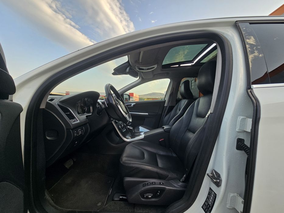 Volvo XC60, 2.4 Diesel  215CP 4x4 Xenon  Led Trapă  Piele  Distributie schimbata Jante  Cârlig  Camera  Posibil Rate *