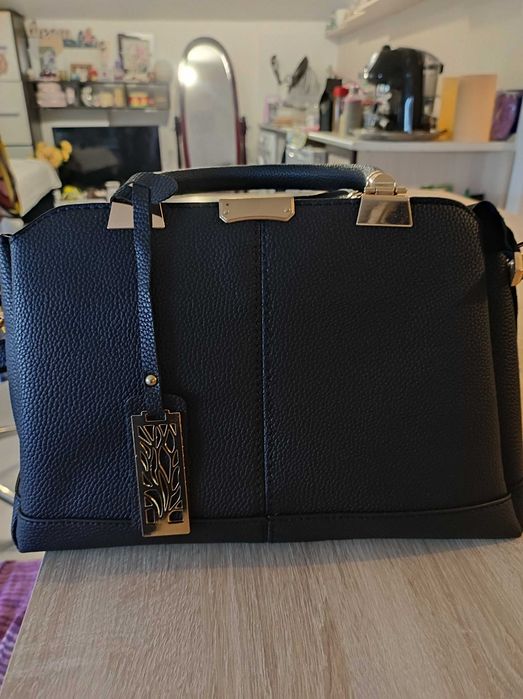 Продавам черна дамска чанта